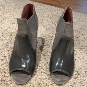 Tahari Ankle Boots Booties Peep Toe Stiletto Heels Pull On Suede Gray Size